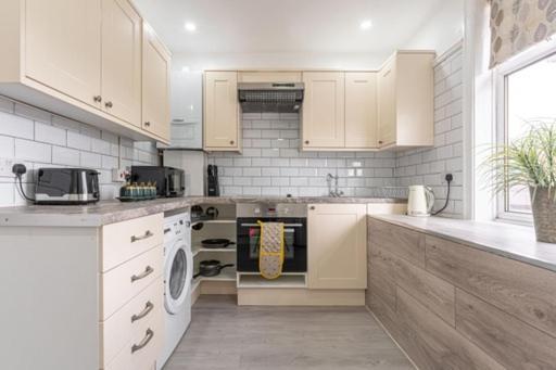Walsgrave Road Apartment - 5 Beds - Free Parking & Wi-Fi Ковентри Экстерьер фото